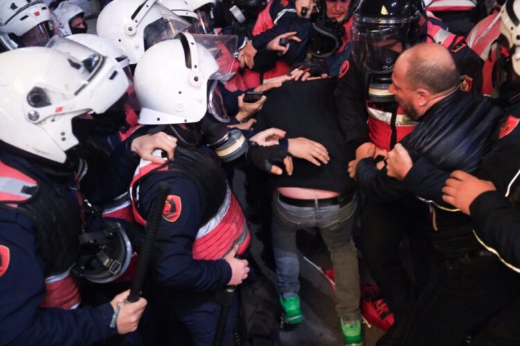 Protesta e opozitës, Avokati i Popullit thirrje policisë për vetëpërmbajtje: Ka raportime për dhunë policore