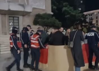 Protesta te Kryeministria, policia u heq çadrën/ Adriatik Lapaj: Vijnë si hiena marrin çfarë u del para