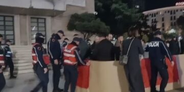 Protesta te Kryeministria, policia u heq çadrën/ Adriatik Lapaj: Vijnë si hiena marrin çfarë u del para