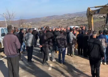 Klos/ Banorët e Kurdarisë kundër ndërtimit të HEC-it në përroin e Luses, largojnë mjetet e firmës