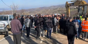 Klos/ Banorët e Kurdarisë kundër ndërtimit të HEC-it në përroin e Luses, largojnë mjetet e firmës