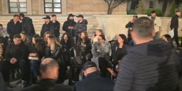 Protesta te Kryeministria, Adriatik Lapaj përballet sërish me procedim