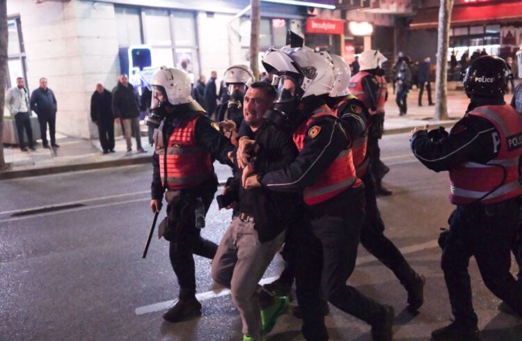 Protesta e PD, shoqërohen në Komisariate 23 pjesëmarrës