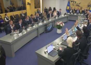 Qeveria e Kosovës miraton pagën e 13-të për punonjësit që paguhen nga buxheti