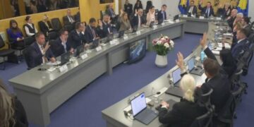 Qeveria e Kosovës miraton pagën e 13-të për punonjësit që paguhen nga buxheti