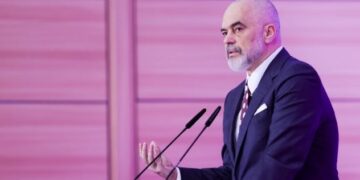 Çmimi i naftës/ Rama vazhdon talljen: Do të ndërhyjmë kur të kalohet tavani 220 lekë për litër