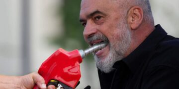 Kush po na kushton më shumë: Kriza e naftës apo keqqeverisja e vendit?