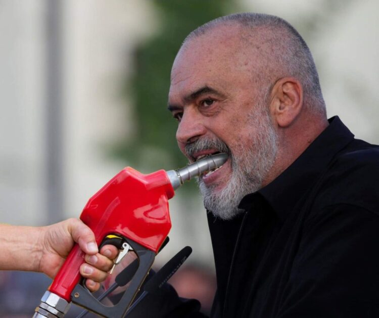 Kush po na kushton më shumë: Kriza e naftës apo keqqeverisja e vendit?