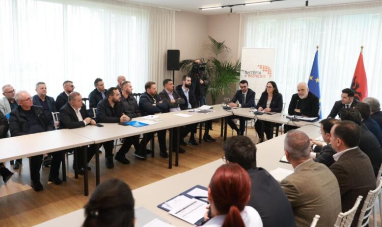 Rama përgëzon tregtarët e naftës për “çmimet e lira”: Vendet e tjera janë edhe më keq