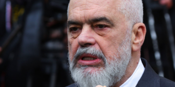 “Jeni idiotë…!” Qytetari i kthehet Ramës: Super idioti je ti! Tragjasin nuk e ka shuar dot gjermani dhe jo më ta bësh ti (Video)