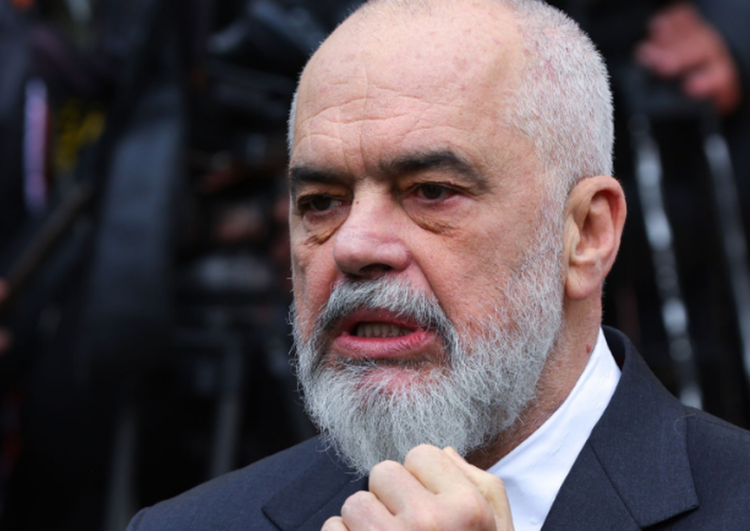 “Jeni idiotë…!” Qytetari i kthehet Ramës: Super idioti je ti! Tragjasin nuk e ka shuar dot gjermani dhe jo më ta bësh ti (Video)