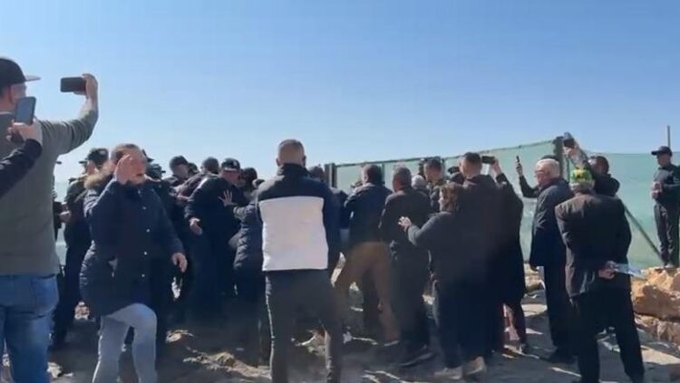 Beteja për pronën, banorët e Rrjollit 6 javë protestë kundër resortit të Ulajt! Përplasen me policinë