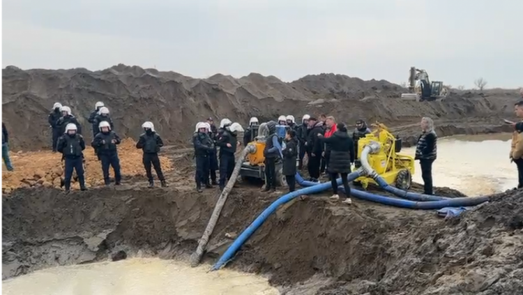 Banorët e Rrjollit prej 34 ditësh në protestë kundër resortit të Ulajt: Gati të sakrifikojmë edhe jetën për pronën