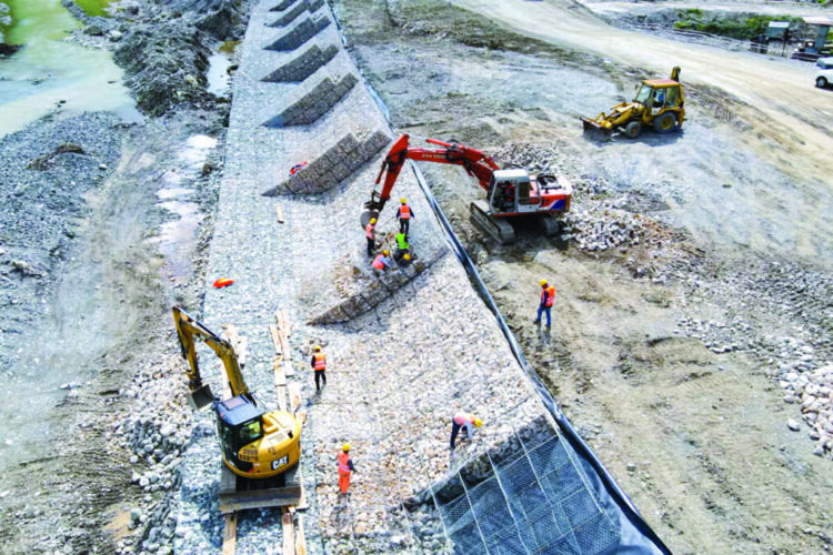 Fiket “Korridorit VIII”: Porti i ri i Durrësit mbetet në letër, rruga bllokohet në Librazhd