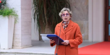 Skandali/ Ministrja e Shëndetësisë pranon dështimin: QSUT nuk do bëjë analiza për të shtruarit se nuk ka fonde