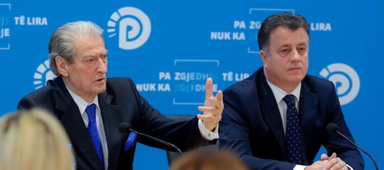 Dy drejtues të degëve në Krujë përplasen me Nokën në selinë e PD, ndërhyn Berisha