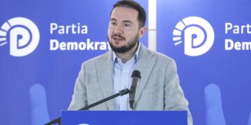 Ervin Salianji ironizon protestën: Premtuan rrëzim, bënë vetëm xhiro në Bulevard