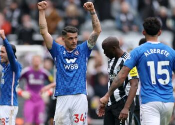 Aston Villa dominon West Ham United, ndërsa Sunderland i Xhakës fiton derbin me Newcastle