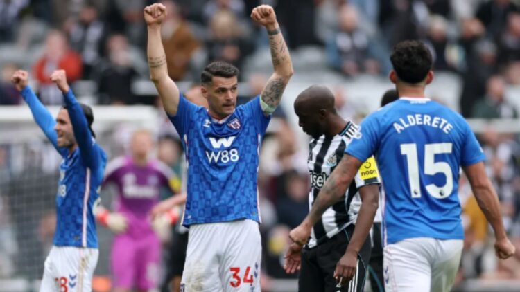 Aston Villa dominon West Ham United, ndërsa Sunderland i Xhakës fiton derbin me Newcastle