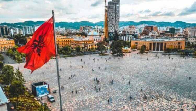Shqipëria në fund të renditjes europiane për lumturinë, shkak korrupsioni dhe “mungesa” e miqve