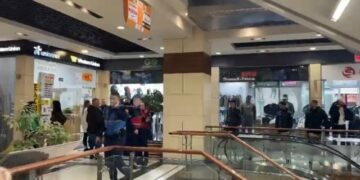 Grabitet me armë zjarri një pikë këmbimi valutor brenda qendres tregtare në Tiranë