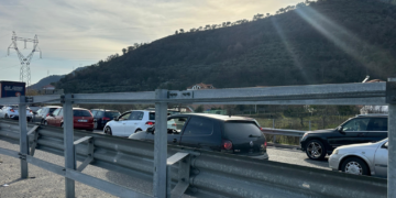 Fundjavë me trafik të rënduar/ Kolona kilometrike automjetesh në aksin Tiranë–Elbasan