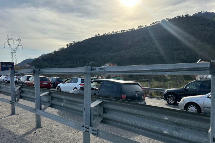 Fundjavë me trafik të rënduar/ Kolona kilometrike automjetesh në aksin Tiranë–Elbasan