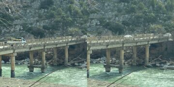 Ura e Mirakës rrezikon shembjen, shkak gërmimet pa kriter të lumit Shkumbin