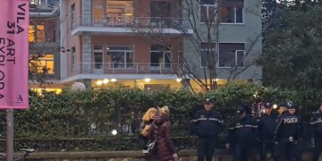 Qeveri teknike dhe dorëheqje e Ramës! Nis me molotov protesta e PD