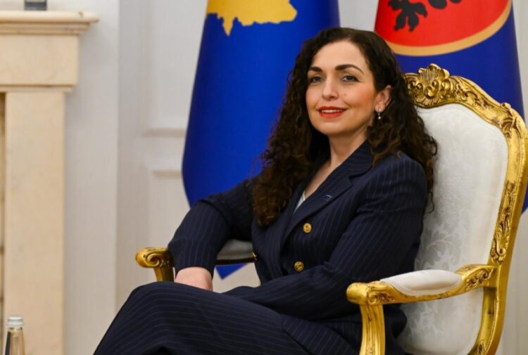 (VIDEO) Ndeshja me Turqinë/ “Jemi me ju djema”, Vjosa Osmani: Me Kosovën përgjithmonë!