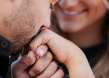 Gjykata Supreme e Spanjës: Puthja e dorës apo shtrëngimi i saj pa pëlqim konsiderohet sulm seksual