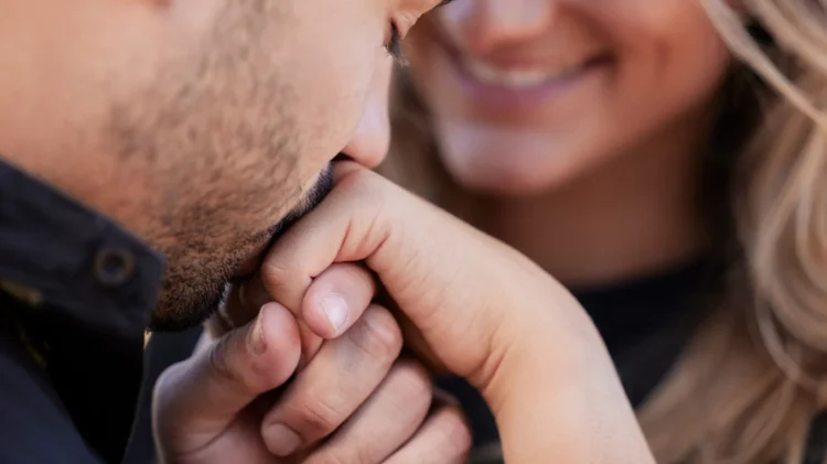 Gjykata Supreme e Spanjës: Puthja e dorës apo shtrëngimi i saj pa pëlqim konsiderohet sulm seksual