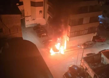 Përfshihen nga flakët dy mjete në Vlorë, dyshohet për zjarrvënie të qëllimshme