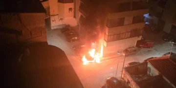 Përfshihen nga flakët dy mjete në Vlorë, dyshohet për zjarrvënie të qëllimshme