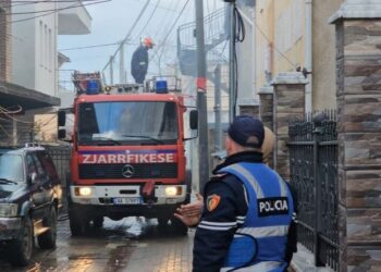 Tiranë, banesa përfshihet nga flakët, i zoti i shtëpisë humb jetën