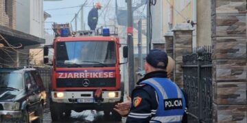 Tiranë, banesa përfshihet nga flakët, i zoti i shtëpisë humb jetën