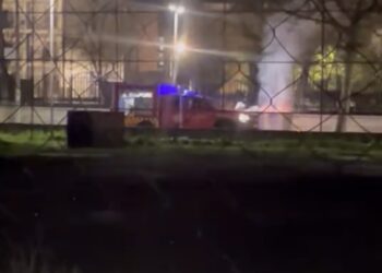 Koshi i mbeturinave merr flakë, zjarrfikëses nuk i punon pompa e ujit dhe largohet