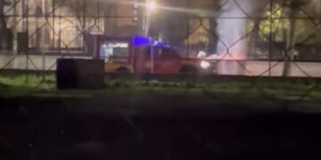 Koshi i mbeturinave merr flakë, zjarrfikëses nuk i punon pompa e ujit dhe largohet