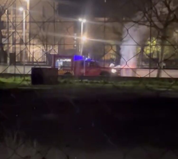 Koshi i mbeturinave merr flakë, zjarrfikëses nuk i punon pompa e ujit dhe largohet