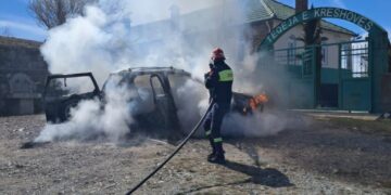 Hyri në teqe për të ndezur qiri, makina i përfshihet nga flakët në Kolonjë