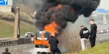 Para finales në Wembley/ Autobusi i tifozëve të Manchester City-t përfshihet nga flakët