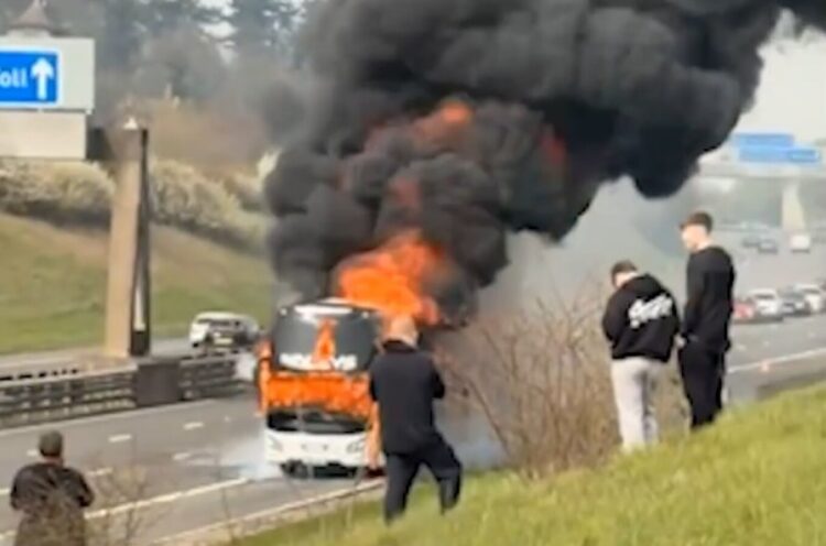 Para finales në Wembley/ Autobusi i tifozëve të Manchester City-t përfshihet nga flakët