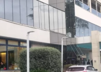 Zjarr në katin e katërt të Hotel Tirana, zjarrfikësja dhe policia në vendngjarje