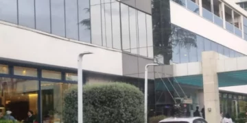 Zjarr në katin e katërt të Hotel Tirana, zjarrfikësja dhe policia në vendngjarje