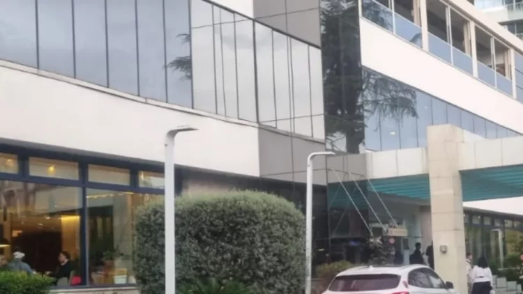 Zjarr në katin e katërt të Hotel Tirana, zjarrfikësja dhe policia në vendngjarje