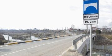 Aksident i rëndë në Tiranë/ Nga përplasja e dy automjeteve humb jetën një nga drejtuesit