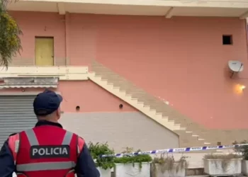 Dhimbje në Vlorë, fëmija 3-vjeçar ndërron jetë pas rënies nga kati i katërt