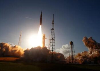 Rikthim historik pas 54 vitesh, Artemis II i NASA-s niset drejt Hënës