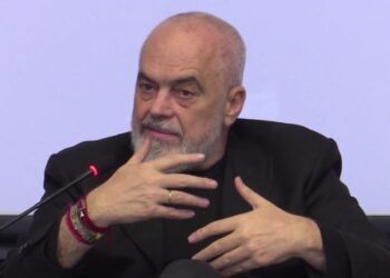 Rama u bën “shpëlarje truri” studentëve: Korrupsioni është më i madh në perceptim sesa në realitet