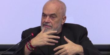 Rama u bën “shpëlarje truri” studentëve: Korrupsioni është më i madh në perceptim sesa në realitet